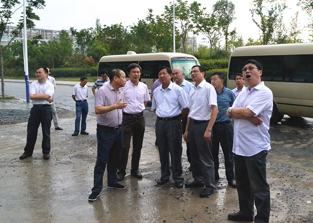 毛光烈副省長(zhǎng)一行考察開化“瀾庭國際”及“東方廣場(chǎng)”項(xiàng)目