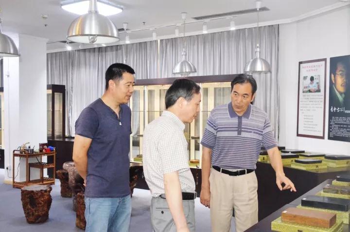 集團公司黨委書記、總經(jīng)理虞岳明參觀省工藝品公司魯硯展