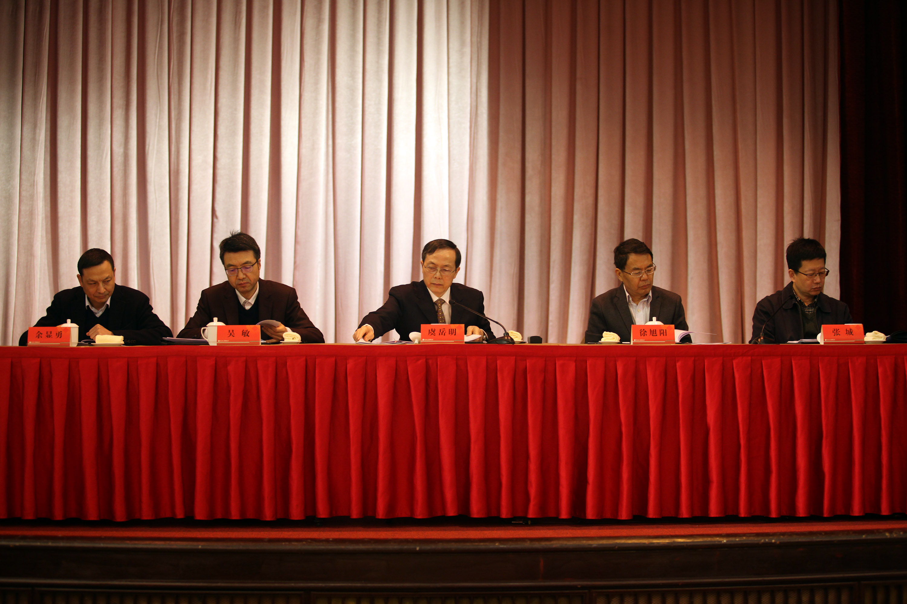 強化紅線意識 促進安全發(fā)展 集團公司表彰2017年度安全生產(chǎn)先進及簽訂2018年度安全生產(chǎn)責(zé)任書