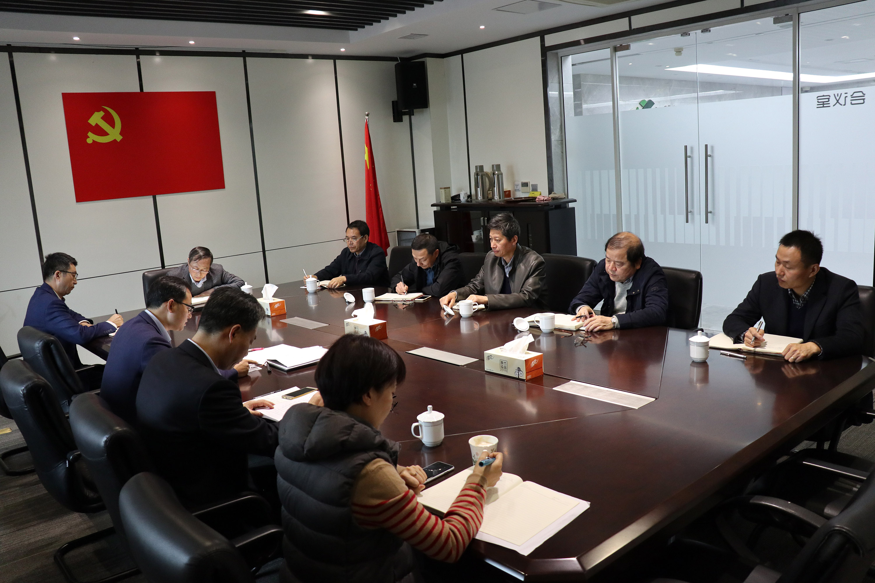 集團(tuán)公司召開黨委理論中心組學(xué)習(xí)會(huì)