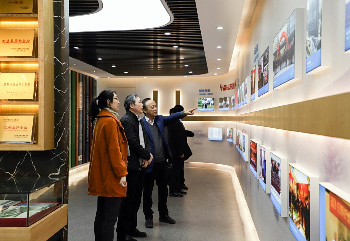 集團公司黨委書記總經(jīng)理虞岳明深入皮塑公司匯孚集團開展“三服務(wù)”活動