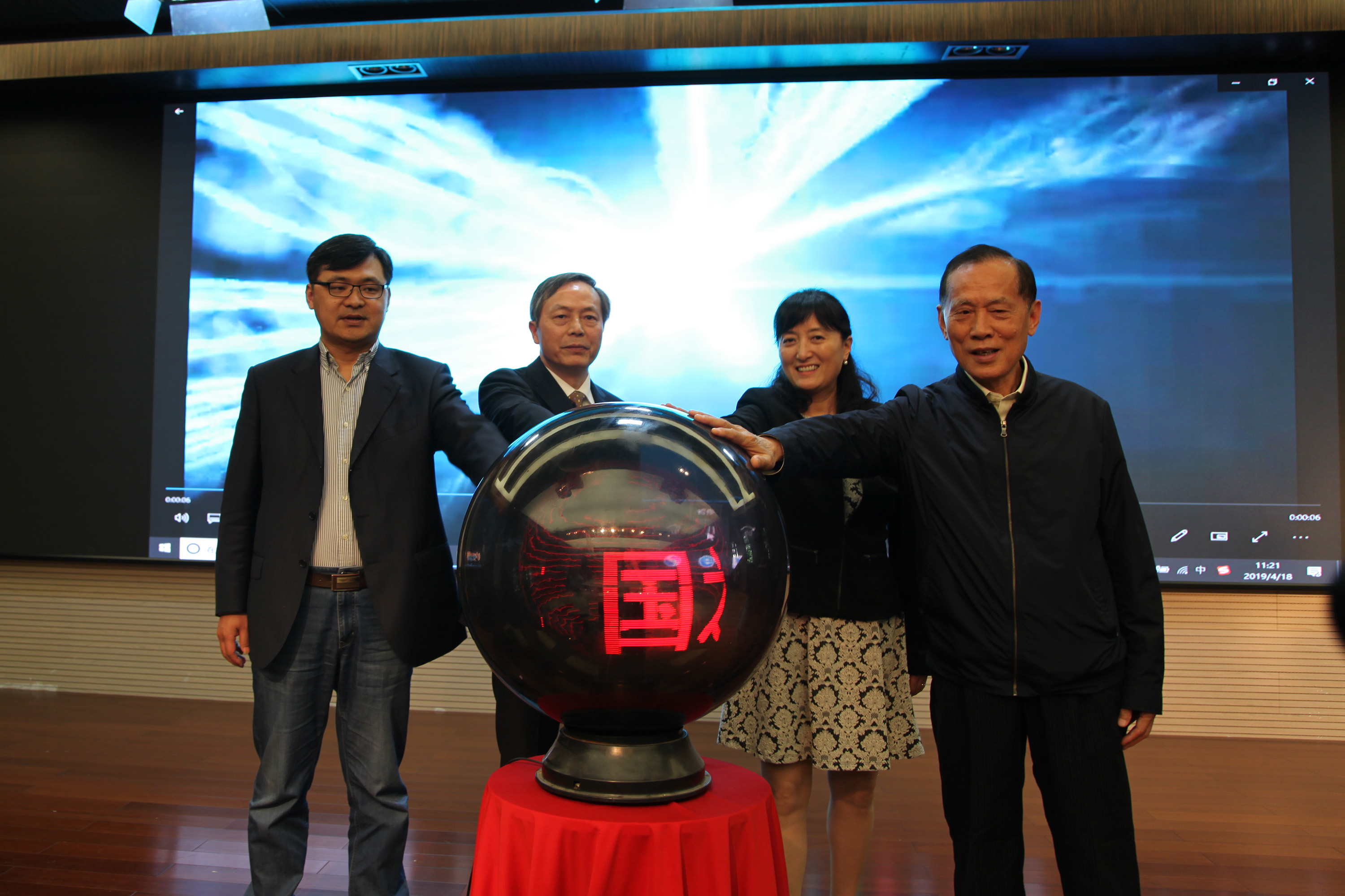 傳承與發(fā)展   數(shù)字與未來 ——“第一屆匠心·匠作工藝美術成就展”暨《大國工匠》書籍首發(fā)儀式隆重舉行