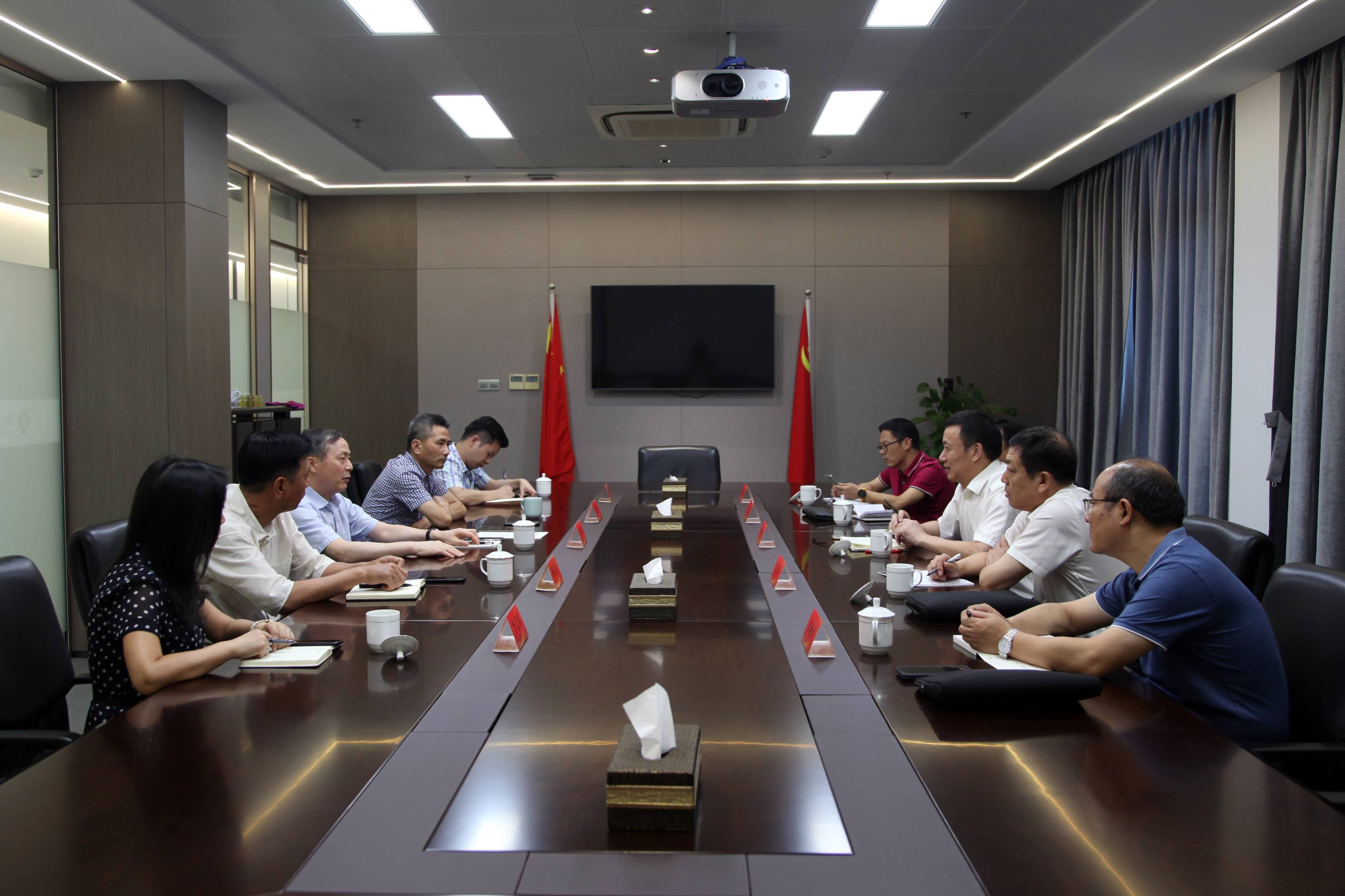 金華市國(guó)資委主任揚(yáng)霄雁赴省二輕集團(tuán)調(diào)研交流