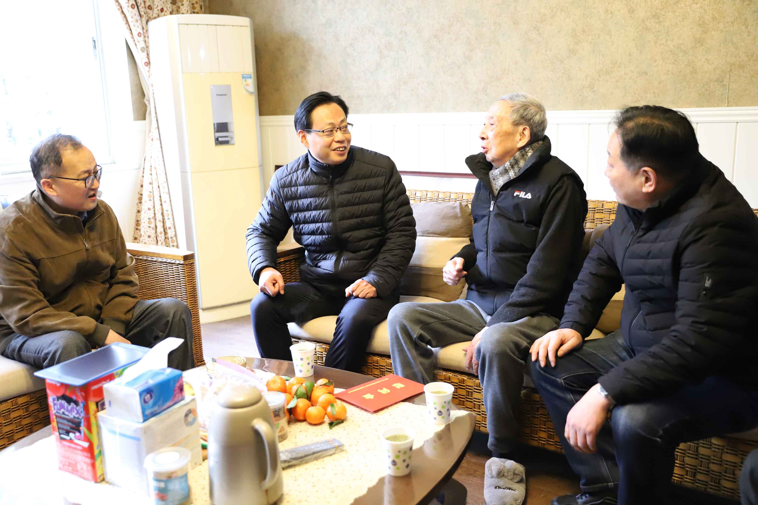 省國(guó)資委黨委委員、副主任劉盛輝到省二輕集團(tuán)開展年度黨建工作檢查考核和“三服務(wù)”活動(dòng)