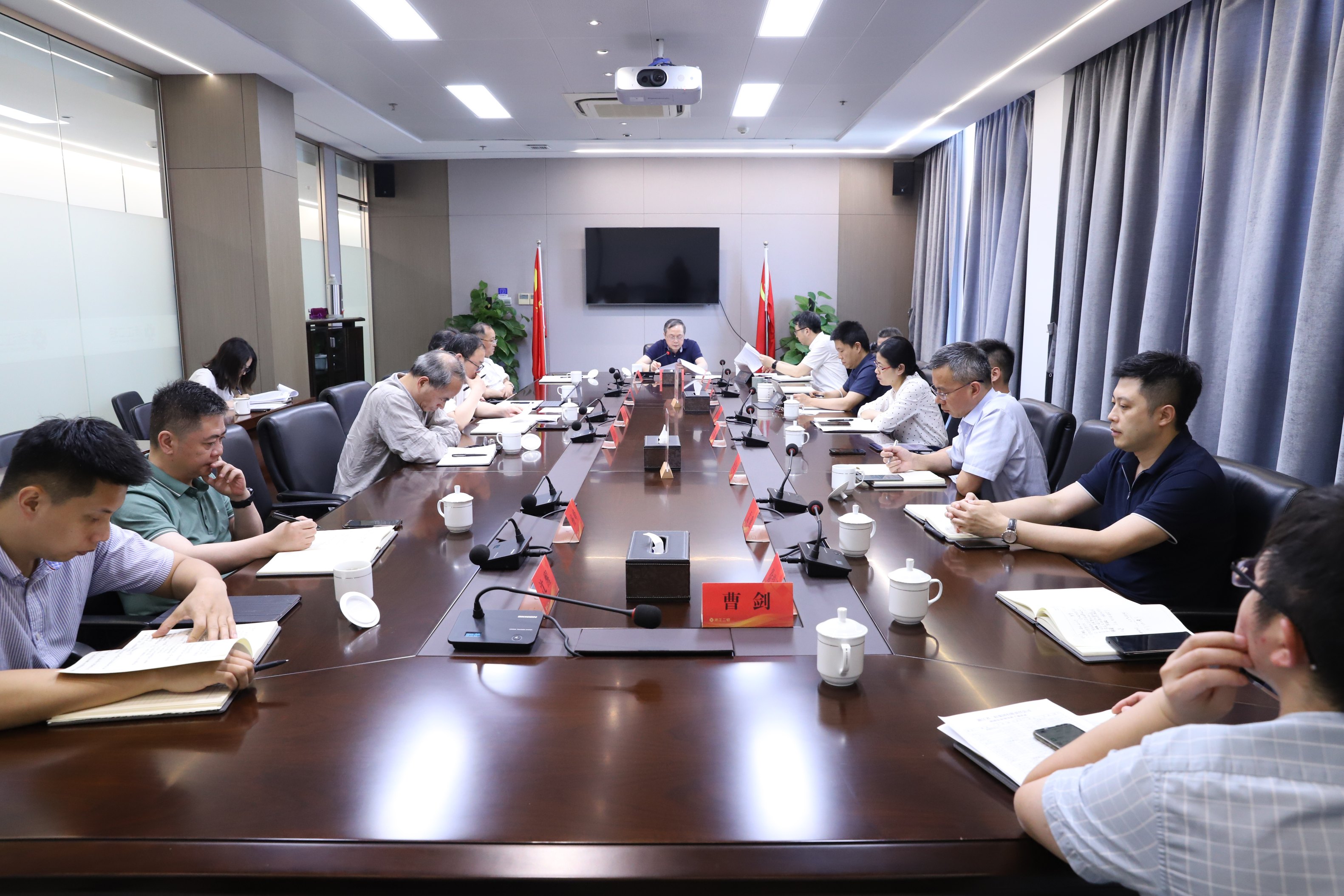 省二輕集團(tuán)黨委深入學(xué)習(xí)貫徹省委書記袁家軍調(diào)研省屬企業(yè)重要指示精神