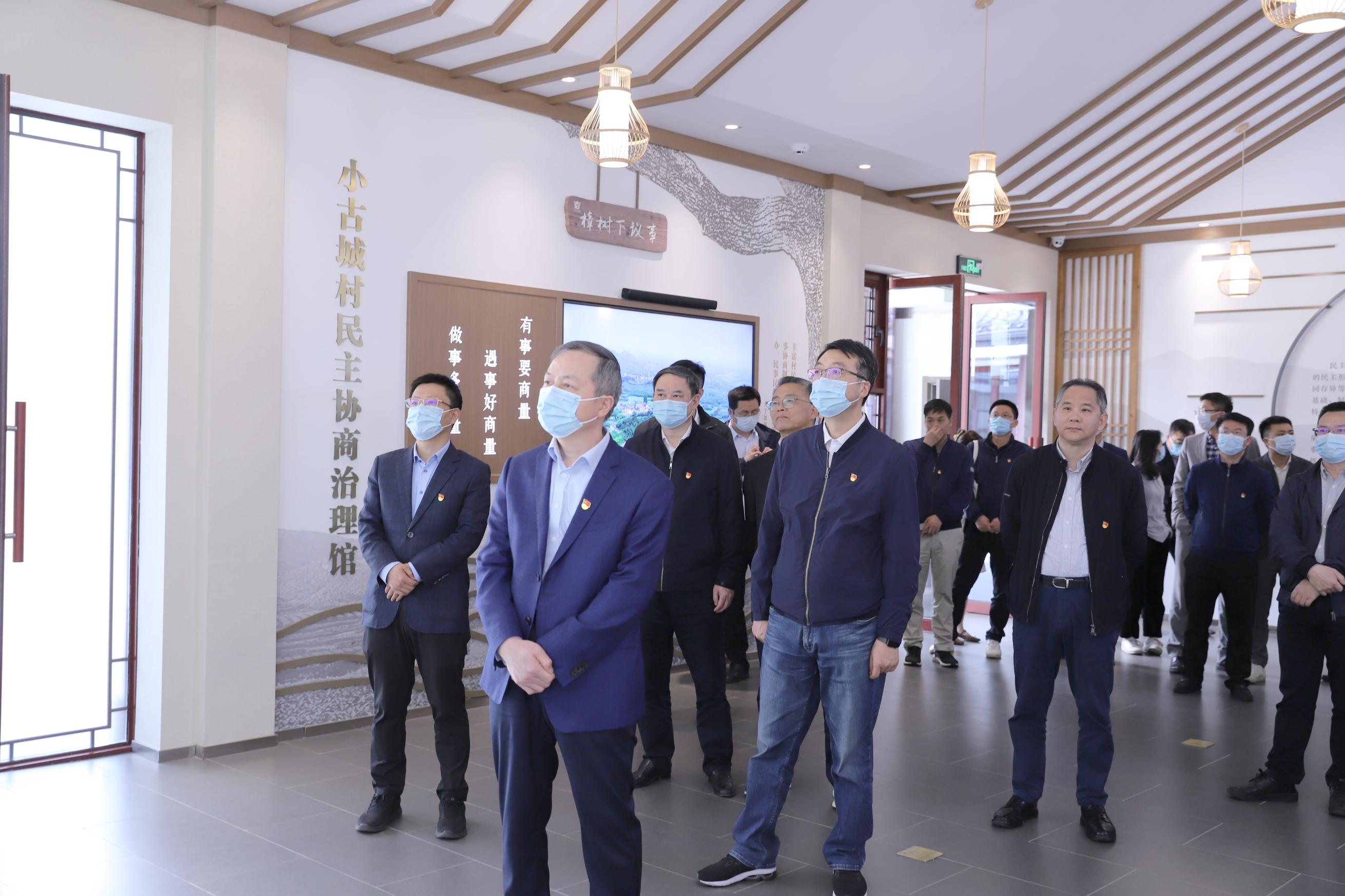 追尋領袖足跡 增強奮進動力 省二輕集團開展“循足跡 學思想 促踐行”主題教育現(xiàn)場學習活動