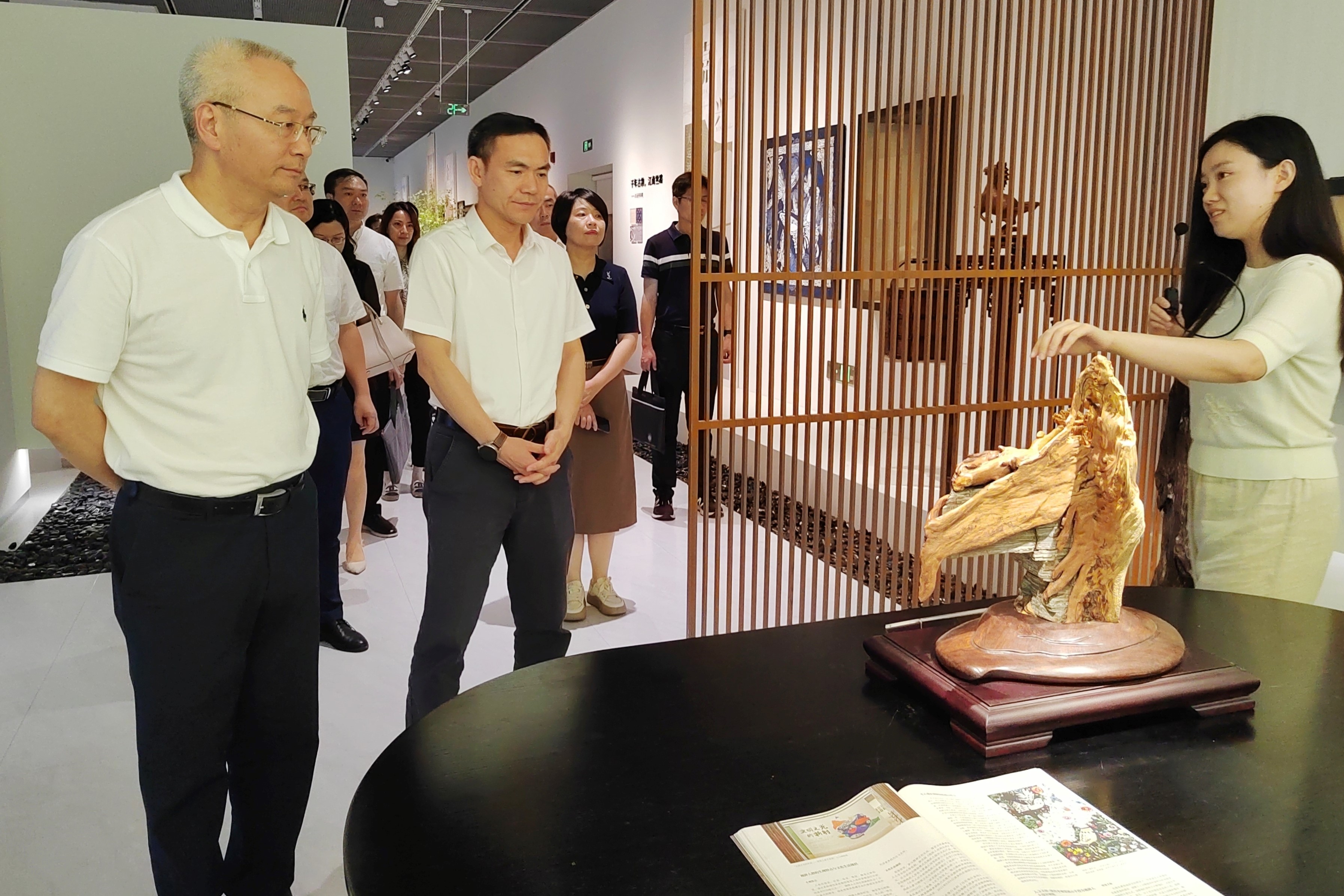 省科協(xié)黨組書記、副主席吳曉東一行到省二輕集團、省工藝美術(shù)學會調(diào)研