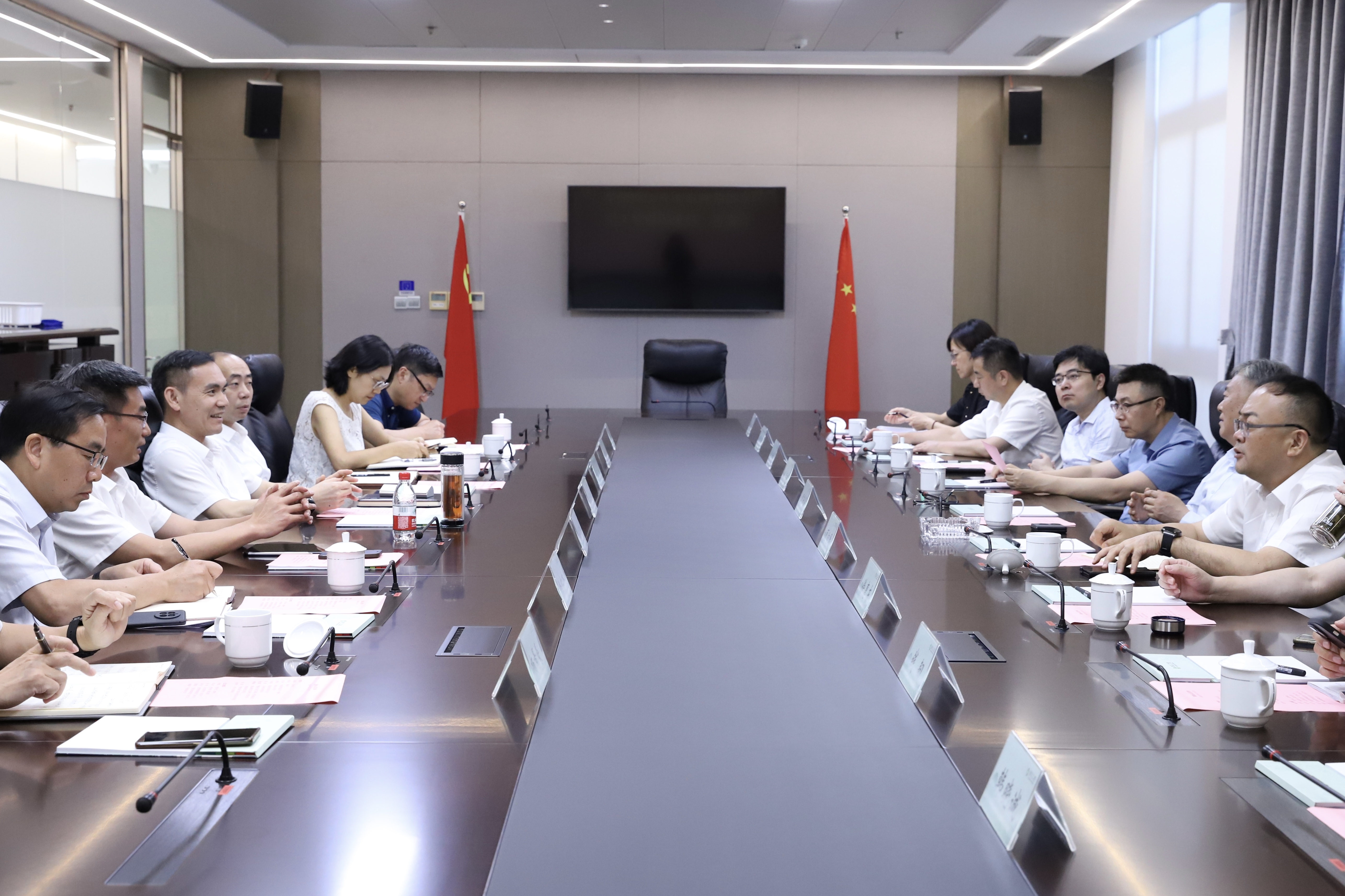 蘇州市政協(xié)副主席、常熟市委書(shū)記周勤第一行到訪省二輕集團(tuán)