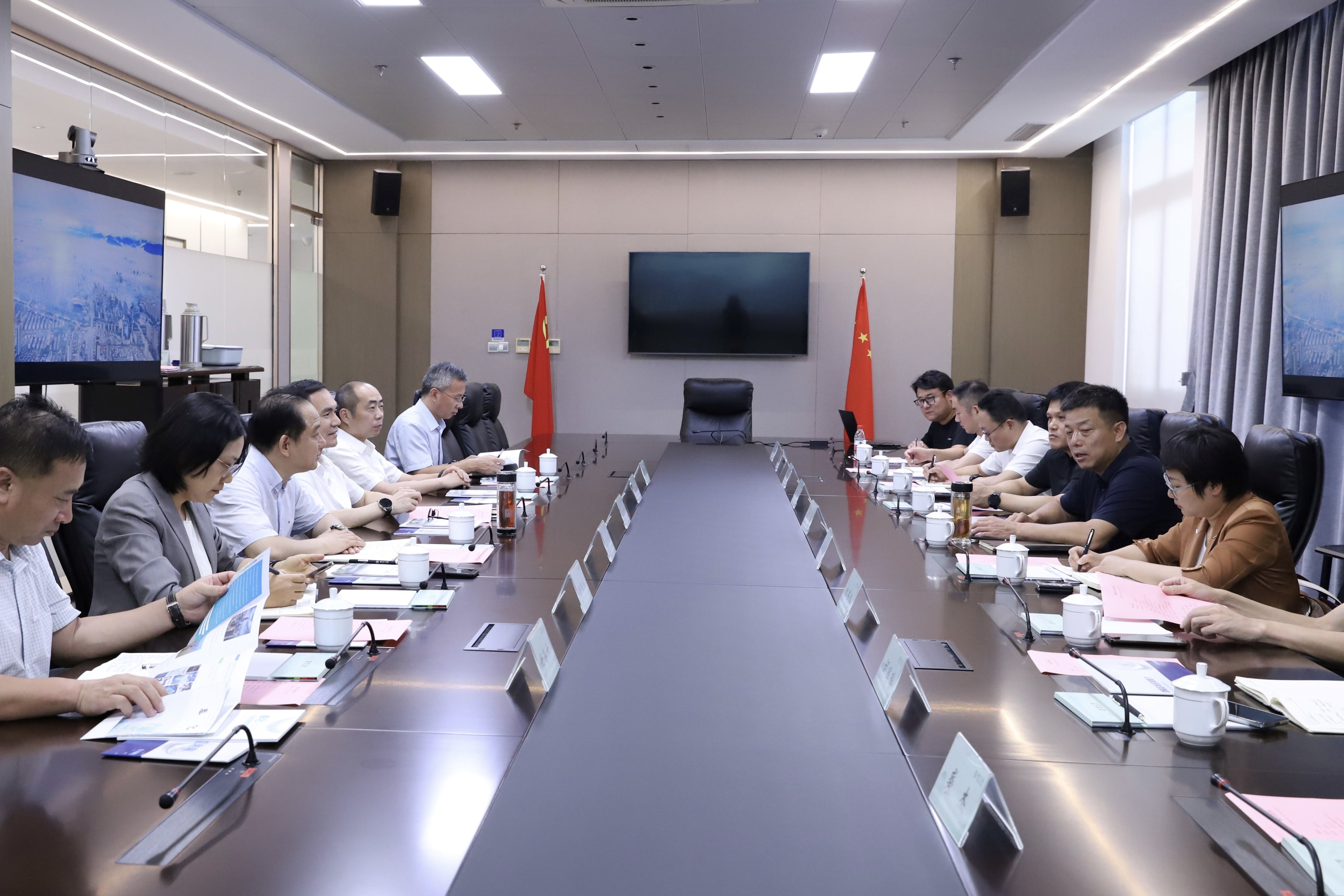 寧波市奉化區(qū)委書(shū)記胡永光一行到訪省二輕集團(tuán)