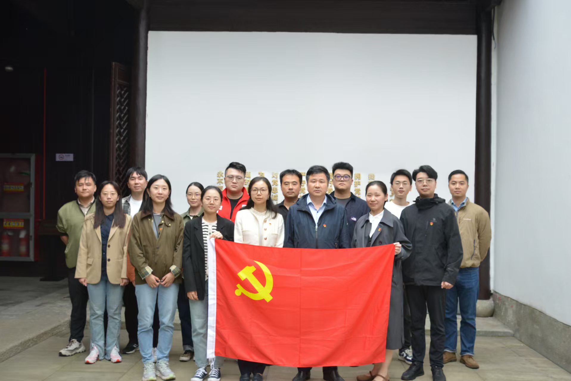 融資租賃公司黨支部開展“尋訪總書記足跡，深挖理論與實(shí)踐‘富礦’”主題黨日活動(dòng)