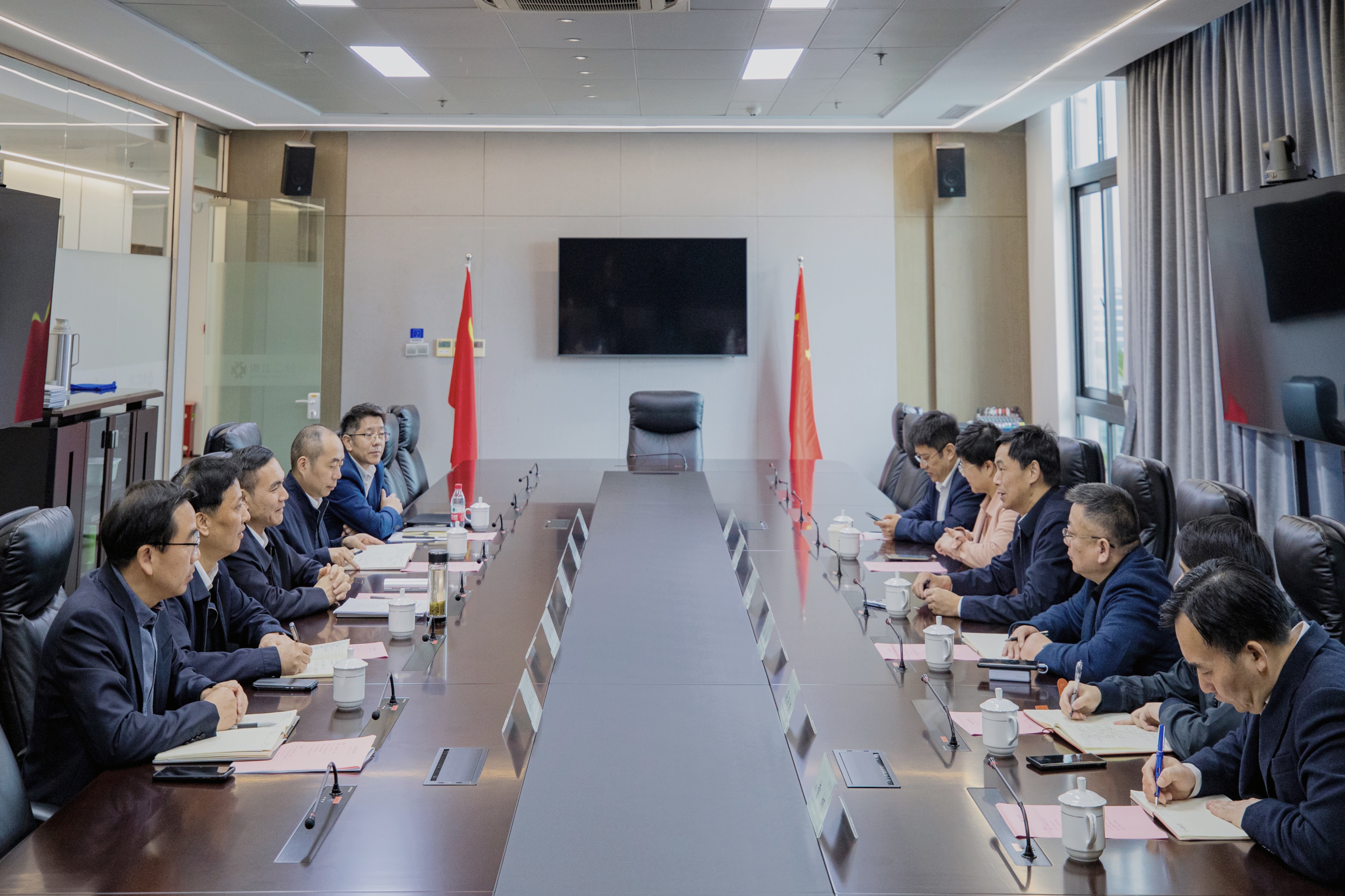 拱墅區(qū)政府敖煜新一行到訪省二輕集團